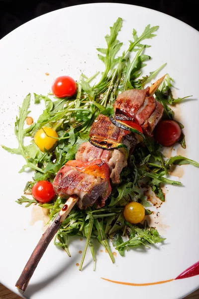 Färska Tonfiskspett Grillad Och Serverad Sallad — Stockfoto