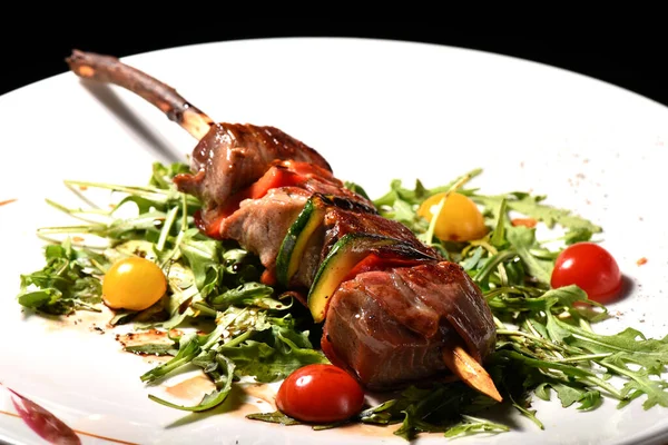 Brochettes Thon Frais Grillées Servies Sur Salade — Photo