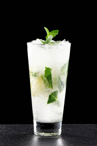 Koktajl Mojito Czarnym Tle — Zdjęcie stockowe