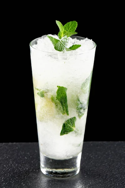 Mojito Cocktail Auf Schwarzem Hintergrund — Stockfoto