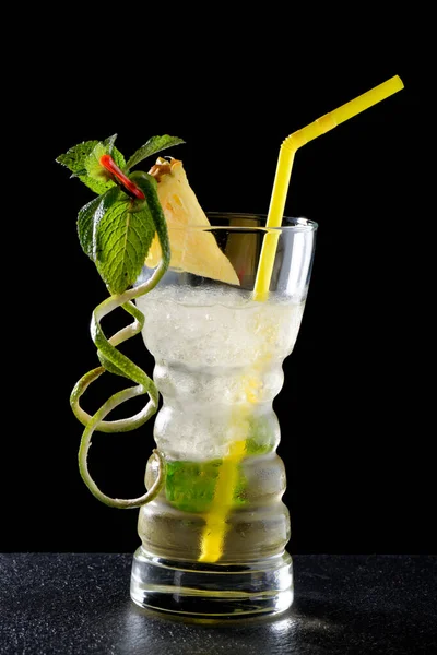 Cocktail Fresco Con Lime Menta Ghiaccio Sul Tavolo Legno Sfondo — Foto Stock