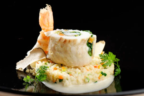 Güzel Yemekler Tek Balıklı Fileto Karides Mantarlı Kuskus — Stok fotoğraf
