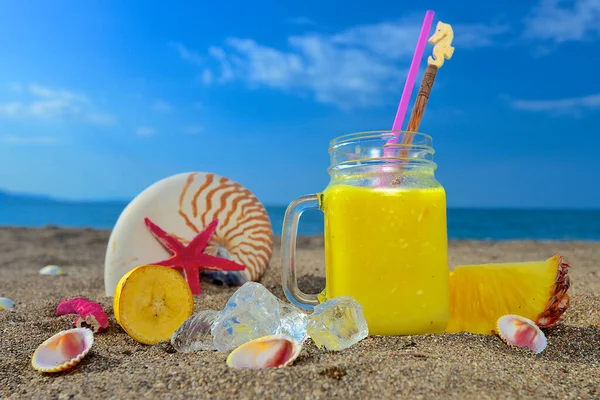 真正的热带海滩上新鲜的菠萝鸡尾酒 — 图库照片