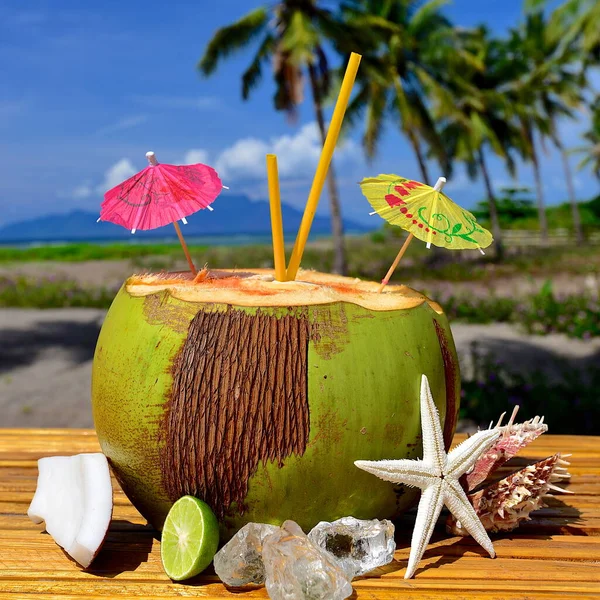 Kokosnuss Cocktail Seesterne Tropischen Karibischen Strand Erfrischung — Stockfoto