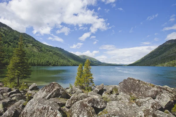 Lago Multinskioe, montanhas Altai — Fotografia de Stock