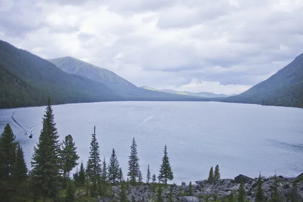Lago Multinskoe, paisaje de montañas de Altai . —  Fotos de Stock