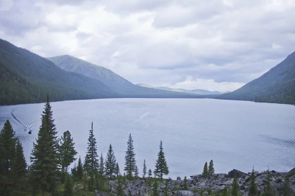 Multinskoe lago, Altai montanhas paisagem . — Fotografia de Stock