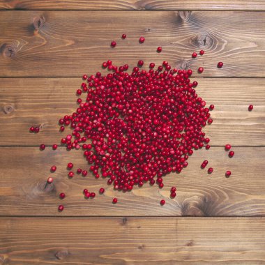 Kızılcık kahverengi zemin üzerine. 