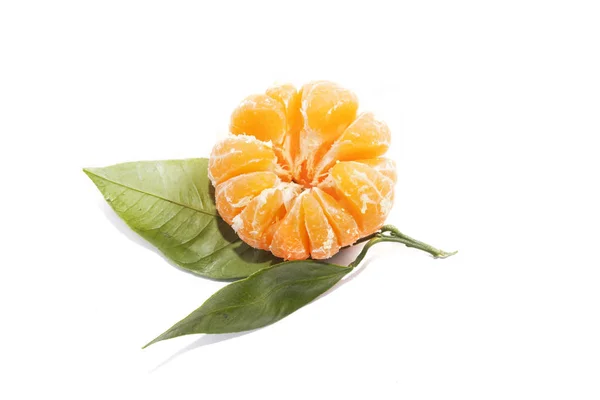 Skinn-och benfria mandarin (mandarin) med blad på vit bakgrund — Stockfoto