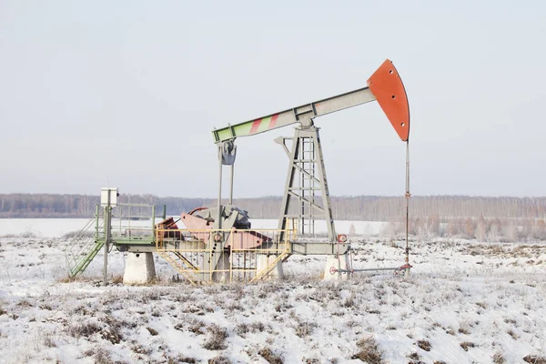 Derrick dell'olio (presa della pompa). Bashkortostan, Russia. Inverno — Foto Stock