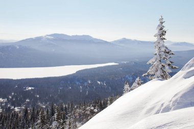 Dağ silsilesi Zyuratkul, kış manzarası ile göl manzarası. Sn