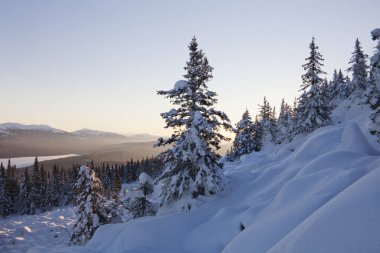 Dağ silsilesi Zyuratkul, kış günbatımı manzara görüntülemek