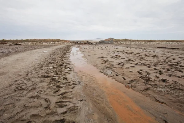 Arroyo con barro terapéutico cerca de la solución salina Baskunchak — Foto de Stock