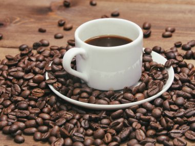 Beyaz kupa ve tahıl siyah kahve