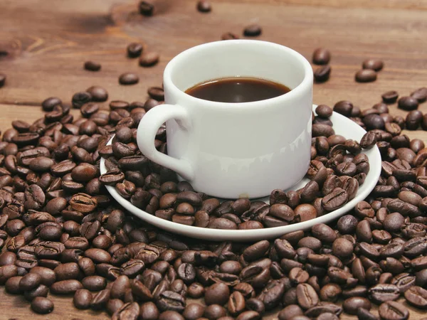 Beyaz kupa ve tahıl siyah kahve