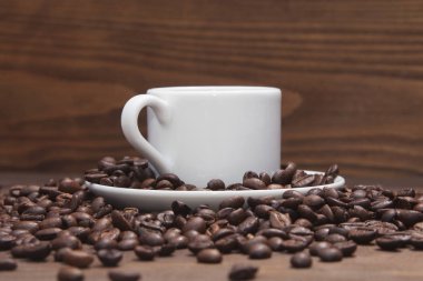 Beyaz kupa ve tahıl siyah kahve