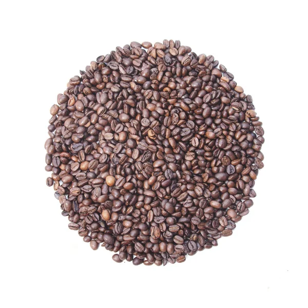 Kreis von Kaffeebohnen auf weißem Hintergrund — Stockfoto