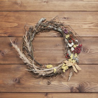 Rustik ahşap arka plan üzerinde sonbahar çelenk