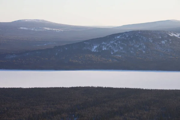 Vista del lago congelado desde la cordillera Zyuratkul. Paisaje de los Urales — Foto de Stock