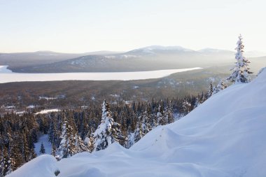 Zyuratkul, kış günbatımı manzara dağ aralığından görüntülemek. 