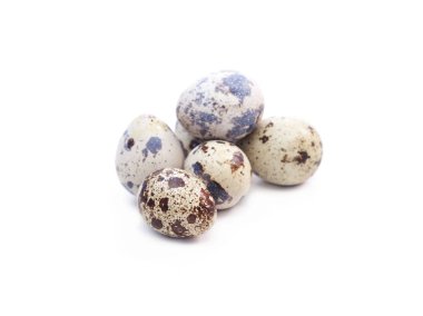 Bıldırcın yumurta grup beyaz arka plan üzerinde