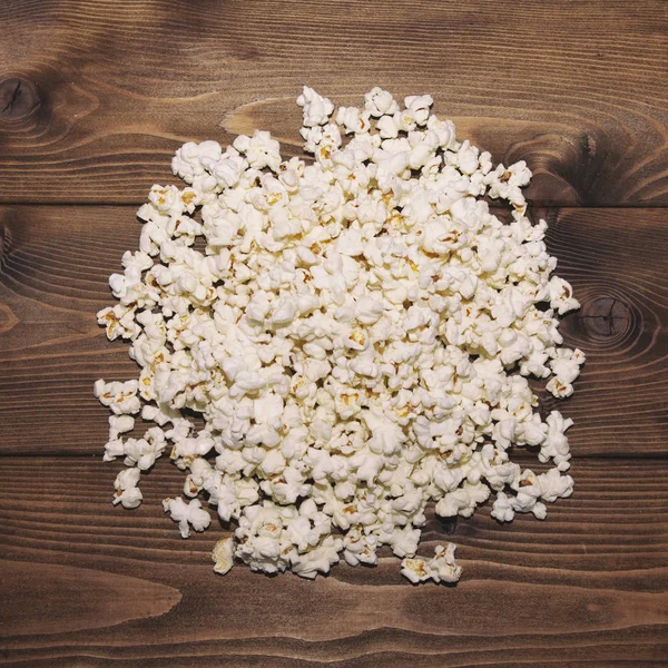 Circle of popcorn on wooden background — Stock Photo, Image