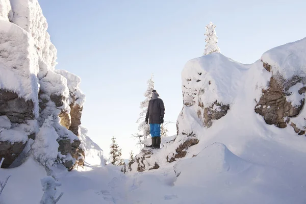 Homem perto das rochas. Abetos cobertos de neve. Montanha Zyuratkul, inverno — Fotografia de Stock