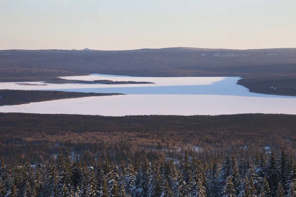 Lago Zyuratkul, paisaje del atardecer del invierno. Bosque — Foto de Stock