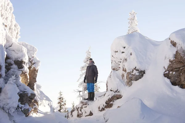 바위 근처 남자입니다. 산 Zyuratkul, 겨울 풍경. — 스톡 사진