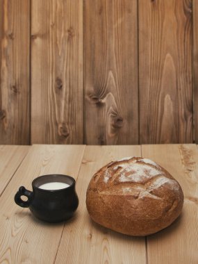 Ahşap arka plan üzerinde süt ve ekmek