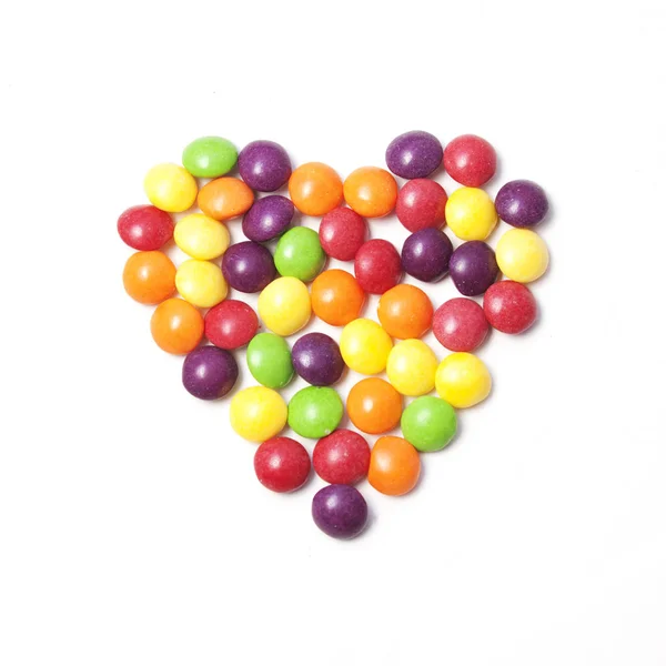 Coeur de bonbons colorés sur fond blanc — Photo