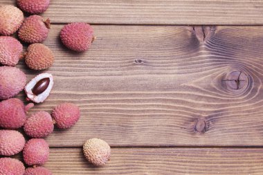 Lychee meyve ile ahşap arka plan