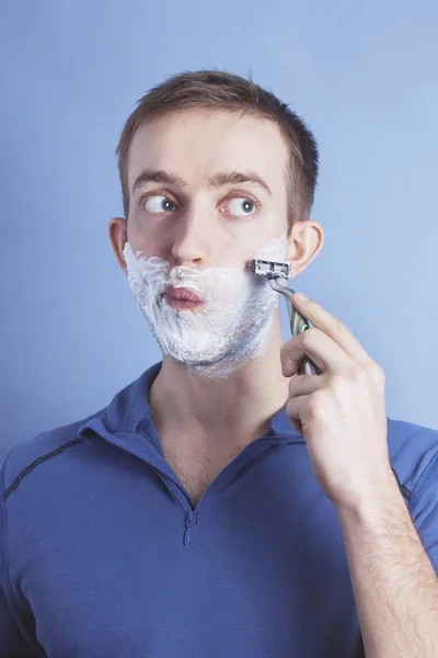 Jóképű fiatalember borotválkozás — Stock Fotó