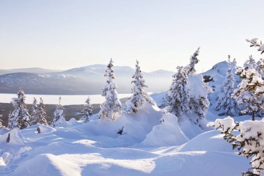 Dağ Zyuratkul, kış manzarası. 