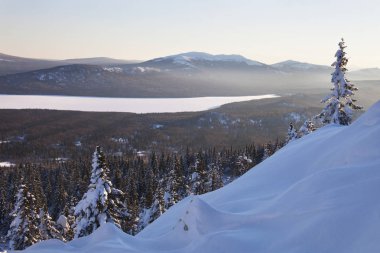 Dağ Zyuratkul, kış manzarası. 