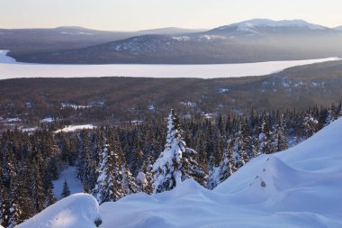 Dağ Zyuratkul, kış manzarası. 