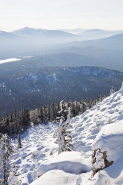 Dağ Zyuratkul. Orman ve snowdrifts, kış landscap