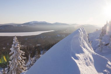 Dağ Zyuratkul. Orman ve snowdrifts, kış landscap