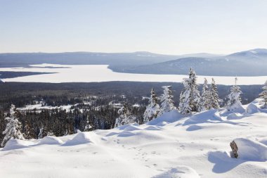 Zyuratkul, kış manzara dağ aralığından görüntülemek