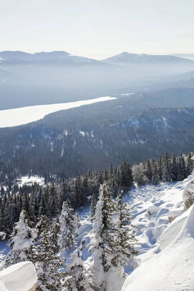 Zyuratkul, kış manzara dağ aralığından görüntülemek