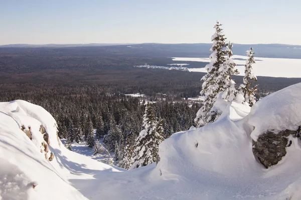Zyuratkul, kış manzara dağ aralığından görüntülemek