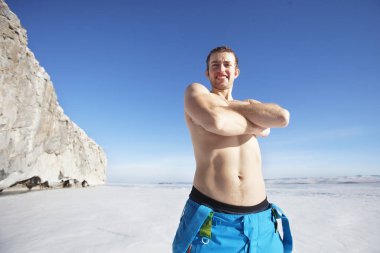 Yıpranmış genç adam içinde belgili tanımlık soğuk