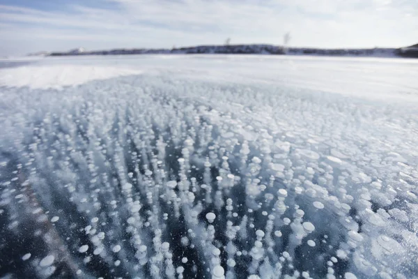 Pęcherzyki powietrza w lód jezioro Bajkał — Zdjęcie stockowe