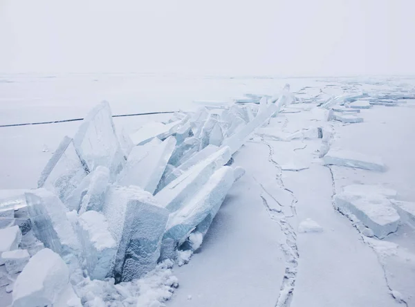 Turquoise ice floe. Ice-drift of Baikal lake. Winter landscape. — Stock Photo, Image