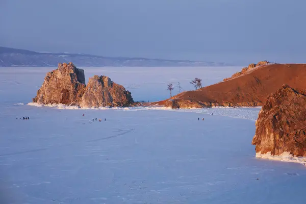 Lago Baikal, Shamanka de montaña. Cabo Burhan. Atardecer invierno tierras — Foto de Stock