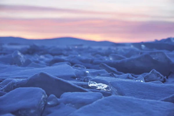 LED na jezeře Bajkal, zima. Západ slunce na šířku. — Stock fotografie