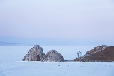 Rock Shamanka. Akşam manzara. Deniz Baykal, kış