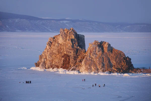 Olchon Insel. Schamanka-Rock. Sonnenuntergangslandschaft. Baikalsee, gewinnen — Stockfoto