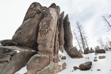 Krasnoyarsk Pillars rezerv, kış manzarası. Rock tüyler
