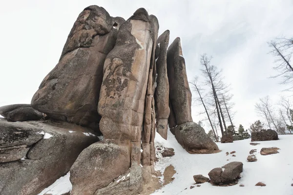 Reserva de Pilares de Krasnoyarsk, paisaje invernal. Plumas de roca — Foto de Stock